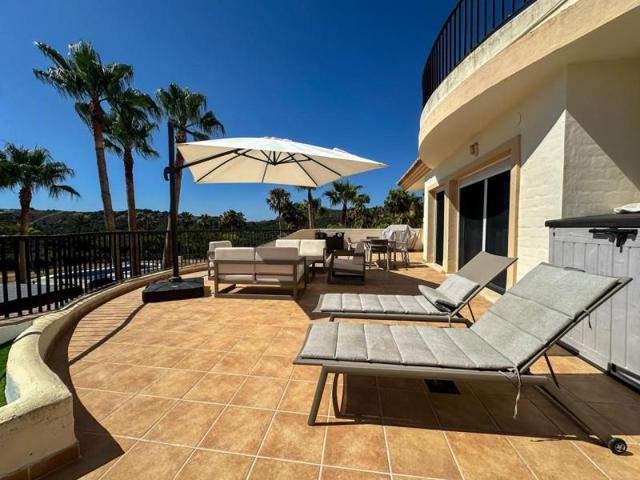 Piso en venta en Sotogrande, San Roque Club, Sotogrande Alto photo 0