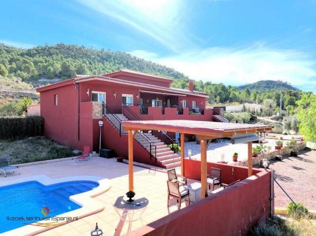 Chalet en venta en Pinoso photo 0