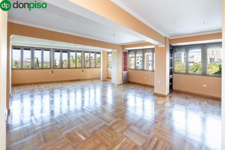 Piso en venta en Granada, Constitucion photo 0