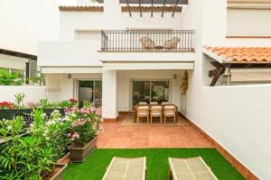 Adosada en venta en Marbella, Altos de Puente Romano, Golden Mile photo 0