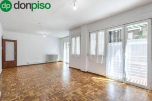 Piso en venta en Granada, Constitucion photo 0
