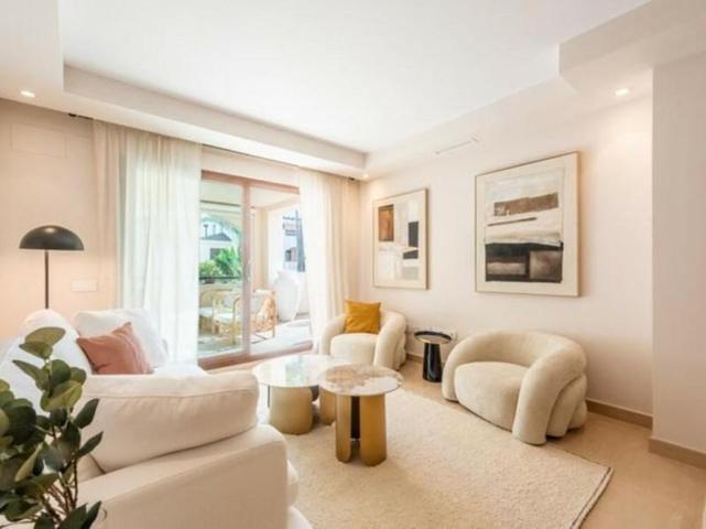 Apartamento en venta en Marbella, Nueva Andalucia - Medina de Banús photo 0