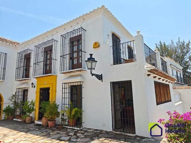 Adosada en venta en Marbella, Costa del Sol Occidental-Área de Marbella photo 0