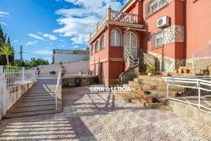 Chalet en venta en Alcalá de Guadaira, Campo Alegre photo 0
