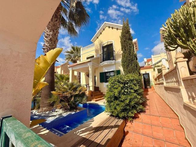 Chalet en venta en Orihuela Costa photo 0