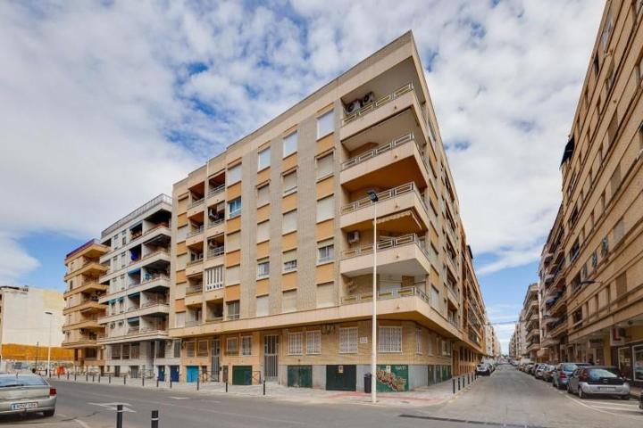 Apartamento en venta en Torrevieja photo 0