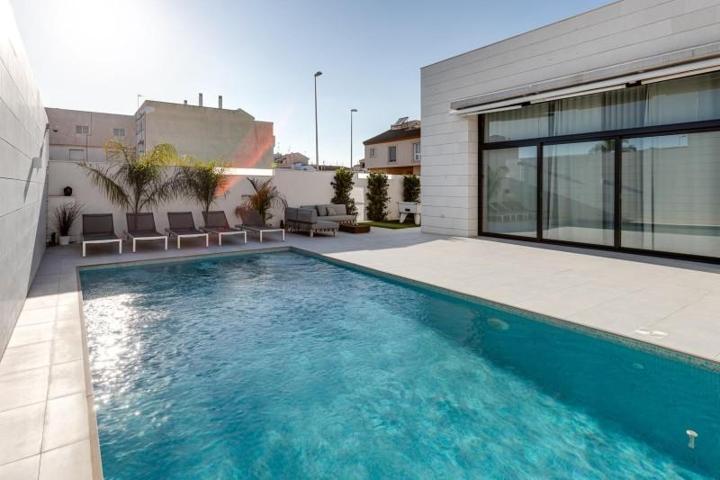 Chalet en venta en Pilar de la Horadada photo 0