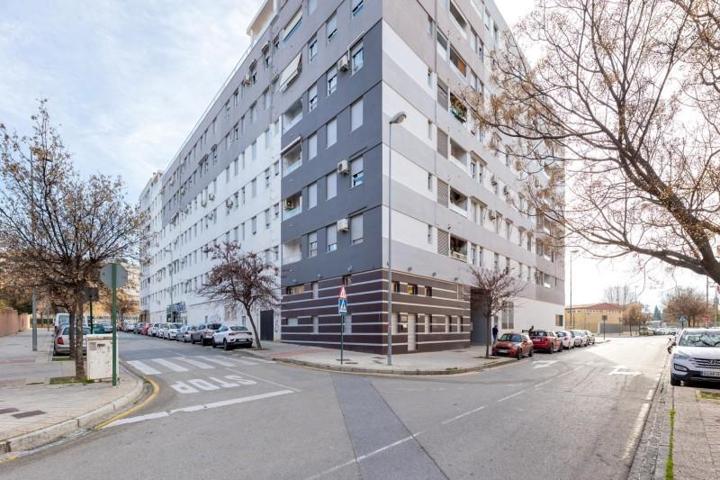 Local comercial en venta en Granada, Parque almunia photo 0