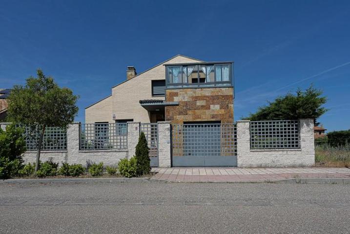 Chalet en venta en Aldeamayor de San Martín, Urbanizacion el soto photo 0