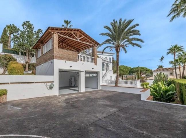 Chalet en venta en Marbella, Cabopino photo 0