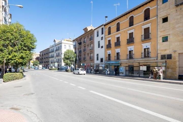 Local comercial en venta en Granada, Centro photo 0