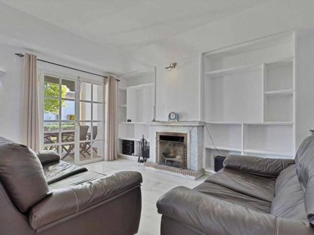 Casas de pueblo en venta en Estepona, Estepona East - New Golden Mile photo 0