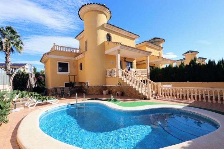 Chalet en venta en Orihuela Costa photo 0