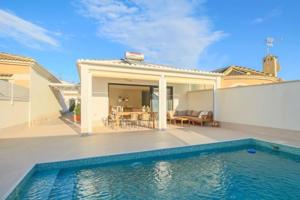 Adosada en venta en Torrevieja photo 0