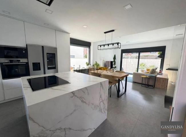 Chalet en venta en Madrid photo 0