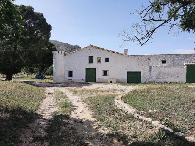 Casa con terreno en venta en Yecla photo 0