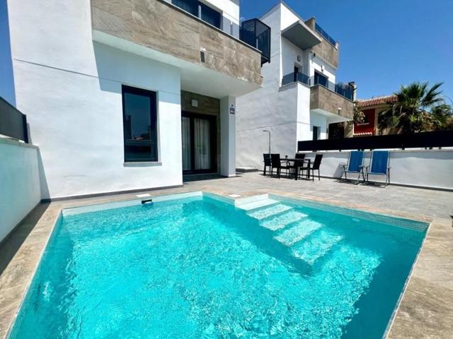Chalet en venta en Torrevieja photo 0