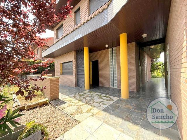 Adosada en venta en Aldeamayor de San Martín photo 0