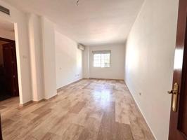 Piso en venta en Alcalá de Guadaira, Santa Lucia photo 0