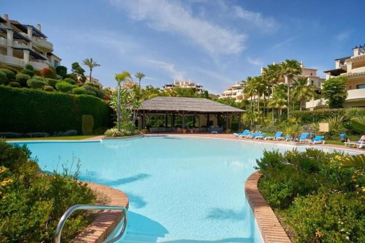 Apartamento en alquiler en Benahavís, Los Capanes del Golf photo 0