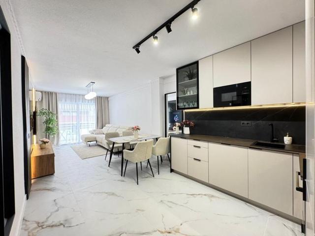 Apartamento en venta en Torrevieja, Centro photo 0
