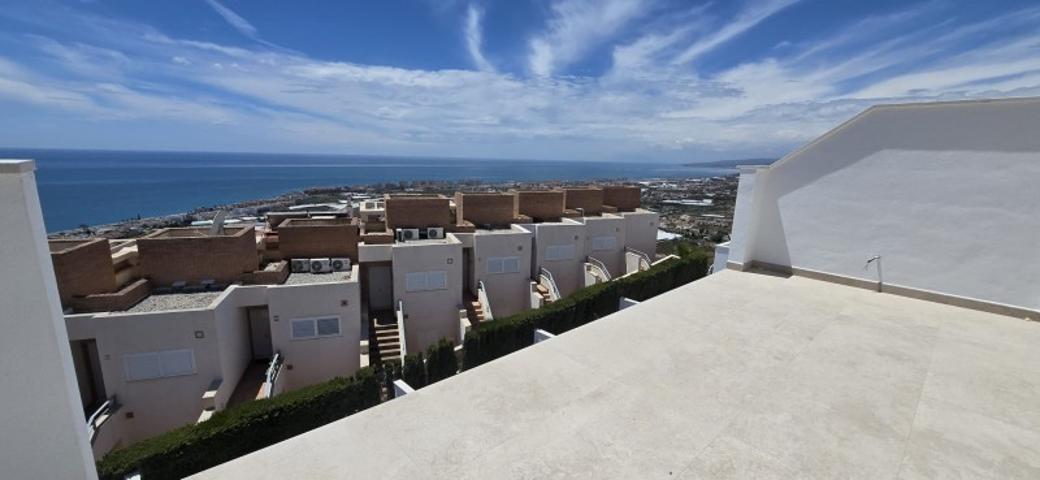 Adosada en venta en Torrox Costa, Playa photo 0