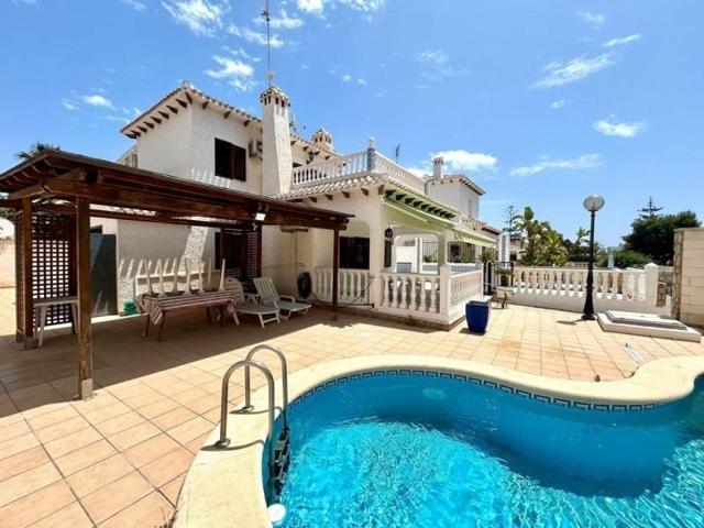 Chalet en venta en Orihuela Costa, La Zenia photo 0