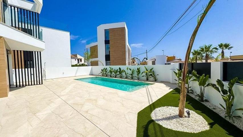 Chalet en venta en Torrevieja, Aguas nuevas 2 photo 0