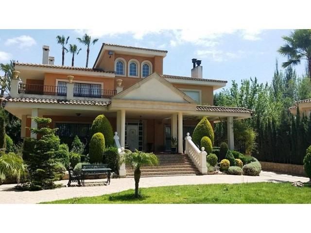 Chalet en venta en Elda, Elda photo 0