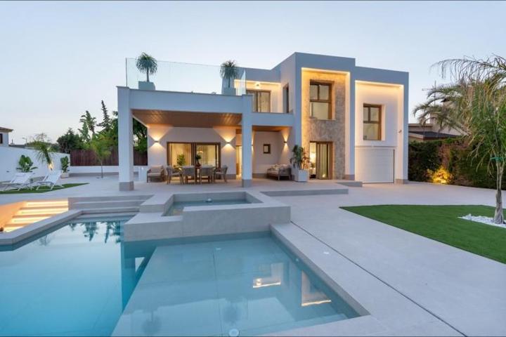 Chalet en venta en Orihuela Costa, Campoamor photo 0