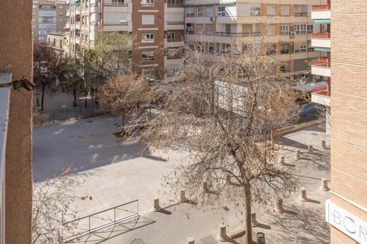 Piso en venta en Granada, Constitucion photo 0