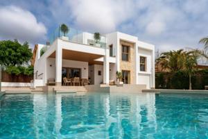 Chalet en venta en Orihuela Costa, Campoamor photo 0