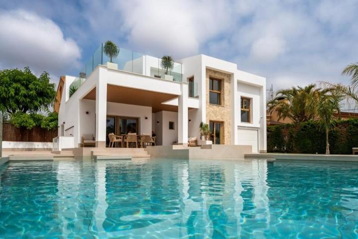Chalet en venta en Orihuela Costa, Campoamor photo 0