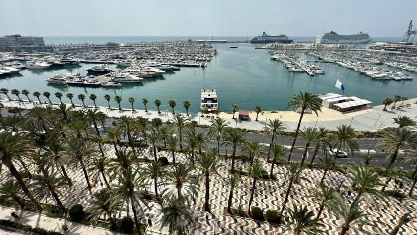 Piso en venta en Alicante, Casco Histórico-Santa Cruz photo 0