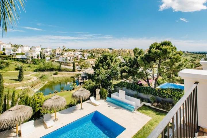 Chalet en venta en Estepona, La Resina Golf & Country Club, New Golden Mile photo 0