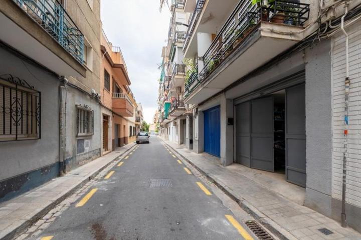 Local comercial en venta en Granada, Zaidin photo 0