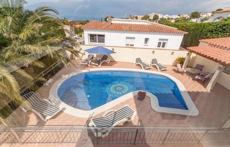 Chalet en venta en Roses photo 0