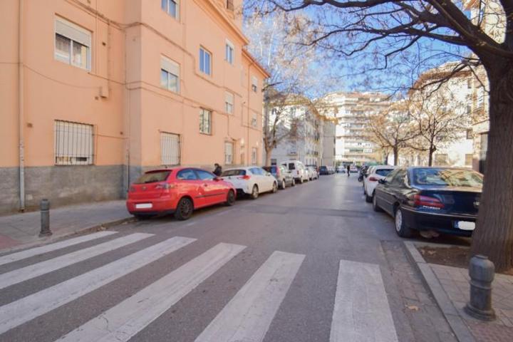 Local comercial en venta en Granada, Alhamar photo 0