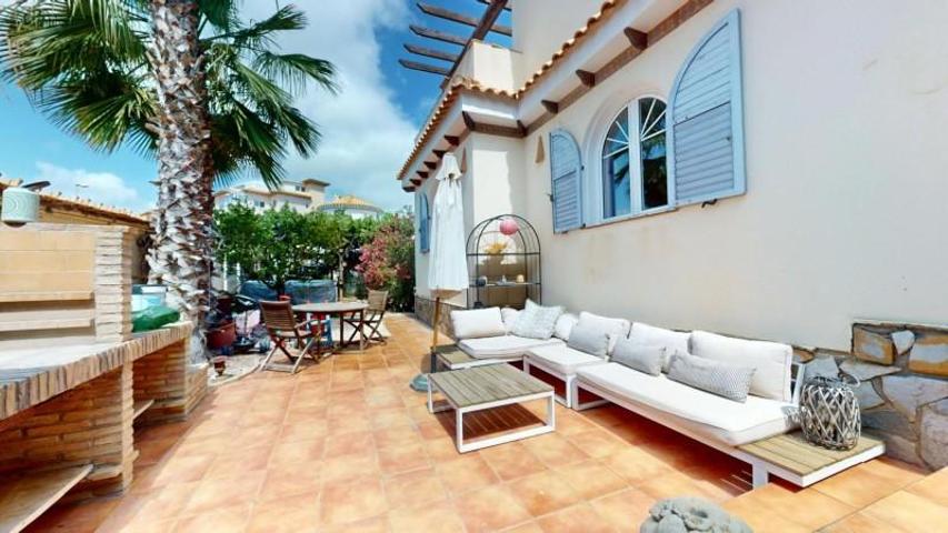 Chalet en venta en Orihuela Costa, La Zenia photo 0