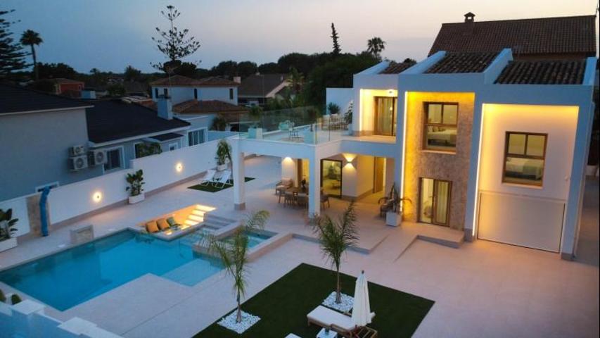 Chalet en venta en Orihuela Costa, Campoamor photo 0