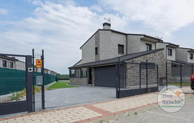 Chalet en venta en Tudela de Duero photo 0