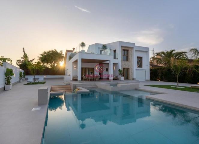 Chalet en venta en Orihuela Costa, Campoamor photo 0