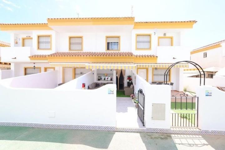 Adosada en venta en Pilar de la Horadada photo 0
