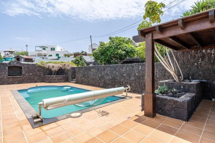 Chalet en venta en Tinajo, La Costa photo 0