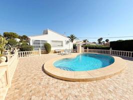 Chalet en venta en Calpe, Urbanizaciones photo 0