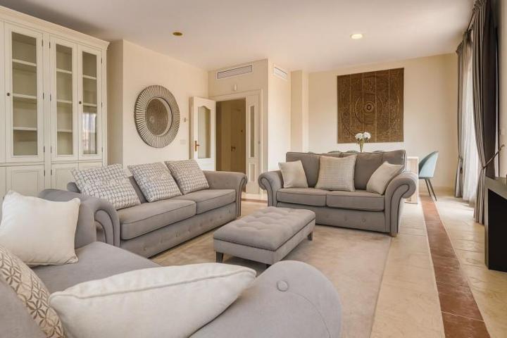 Aticos en alquiler en Estepona, Estepona East - Benatalaya photo 0