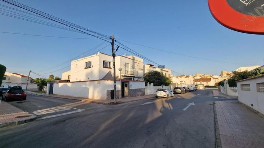 Adosada en venta en Torrevieja, Calas blanca photo 0