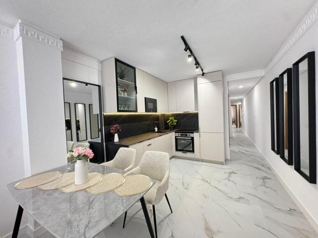 Apartamento en venta en Torrevieja, Avenida Habaneras - Curva de Palangre photo 0