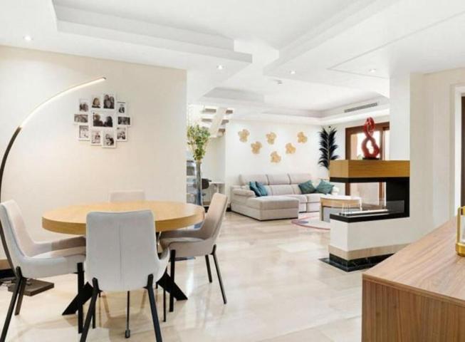 Duplex en venta en Estepona, Estepona East - Bahia de la Plata photo 0