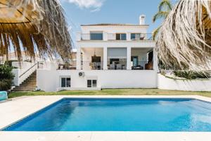 Casa en venta en Estepona photo 0